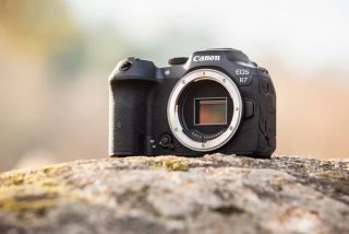 Фотоапарат Canon EOS R7 тяло