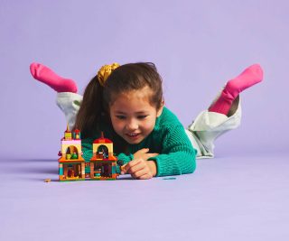 LEGO® Disney 43261 - Миникъща от „Енканто“