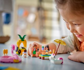 LEGO® Friends 42658 - Парти край басейна с еднорог и фламинго