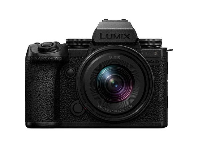 Panasonic Lumix S5 IIX с обектив Lumix S-R18-40 mm