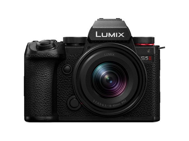 Panasonic Lumix S5 II с обектив Lumix S-R18-40 mm