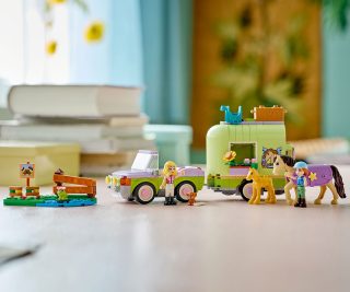 LEGO® Friends 42695 - Ремарке за кон и бебе жребче