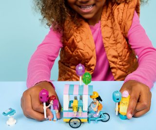 LEGO® Friends 42692 - Щанд за сладолед и балони