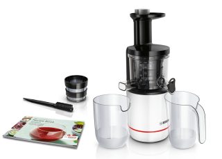 Bosch MESM500W бавнооборотна сокоизстисквачка VitaExtract 150 W, 55 об/мин, 1 скорост + функция за обратен ход, тританов шнек, лост MixControl, съд за сок 1 л, съд за каша 1,3 л, 2 филтъра (фин, едър), бял / черен