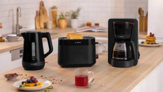 Bosch TWK1M123 MyMoment пластмасова кана, 2400 W, 1.7 l, индикатор за чаши, филтър за варовик, тройна функция за безопасност, черен