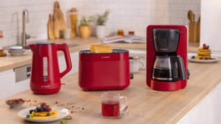 Bosch TWK1M124 MyMoment пластмасова кана, 2400 W, 1.7 l, индикатор за чаши, филтър за варовик, тройна функция за безопасност, червена