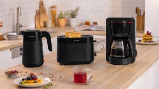 Bosch TWK2M163 MyMoment пластмасова кана, 2400 W, 1.7 л, индикатор за чаши, филтър за варовик, тройна функция за безопасност, черен