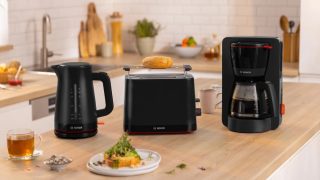 Bosch TWK3M123 MyMoment пластмасова кана, 2400 W, 1.7 l, индикатор за чаши, филтър за варовик, тройна функция за безопасност, черен