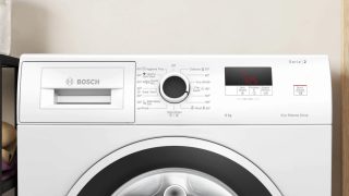 Пералня Bosch WGE03200BY, 8kg, A, 1200rpm, 51/71dB(A), waveDrum 65l, 4 опции, SpeedPerfect, Hygiene+, Jeans/dark wash, врата бяло-черно-сива