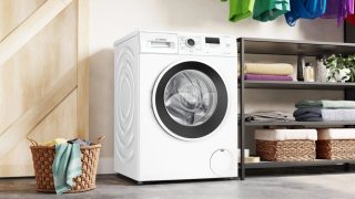 Пералня Bosch WGE03200BY, 8kg, A, 1200rpm, 51/71dB(A), waveDrum 65l, 4 опции, SpeedPerfect, Hygiene+, Jeans/dark wash, врата бяло-черно-сива