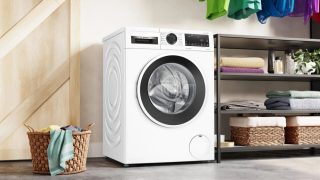 Пералня Bosch WGG242Z2BY, SER6, капацитет 9 kg, енергиен клас A, 1200 об/мин, Iron Assist, AntiStain 4, waveDrum 65 l, бяло-черно-сива врата