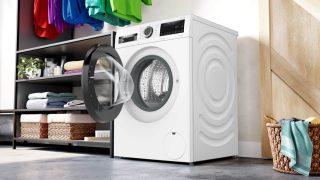 Bosch WGG244Z5BY серия 6 перална машина, 9 kg, A, 1400 об/мин, 51/71 dB(A), Iron Assist, AntiStain 4, waveDrum 65l, черна-черно сива врата
