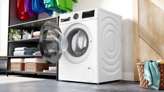 Bosch WGG244F3BY, SER6, Пералня 9 kg, A, 1400 об/мин, 51/71 dB(A), i-DOS фиксиран, Iron Assist, waveDrum 65 l, Голям LED дисплей, черна-черносива врата