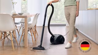 Bosch BGBS2BA2 Прахосмукачка с торбичка, 3.5 л, Серия 2, 600W, 80 dB(A), черен
