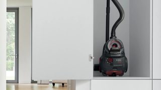 Bosch BGC21POW1, SER4 безторбена прахосмукачка ProPower, 750 W, 2.0 L, 78 dB(A), Черен