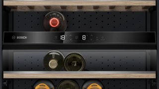 Bosch KWK36ABGA SER6 Витрина за вино със стъклена врата, G, 186 x 60 x 61 см, брой рафтове - 10, капацитет за бутилки от 750 мл - 199, температурен диапазон (°C) - 7-19 °C, 38 dB(A), брой температурни зони - 2