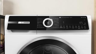 Bosch WQN246D1BY, SER6, Сушилня с термопомпа 9kg B / B конденз., 59dB, Self-Cleaning Condenser, дренажен комплект, бяла-черно-сива врата, HC, наклонен сензорен дисплей
