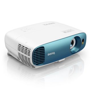 BenQ TK800M проектор за спортни фенове, 4K HDR, DLP, 4K UHD (3840x2160), 10000:1, 3000 ANSI лумена, Zoom 1.1x, 96% Rec.709 покритие, VGA, HDMI x2, USB Type A (1.5A), Audio In/Out, HDR10, Football & Sport режими, Auto Keystone, 4.2 кг, бял