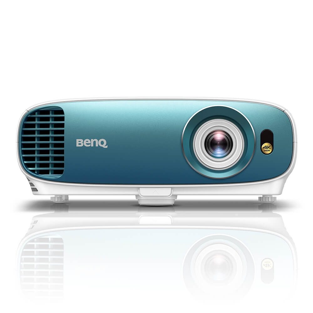 BenQ TK800M проектор за спортни фенове, 4K HDR, DLP, 4K UHD (3840x2160), 10000:1, 3000 ANSI лумена, Zoom 1.1x, 96% Rec.709 покритие, VGA, HDMI x2, USB Type A (1.5A), Audio In/Out, HDR10, Football & Sport режими, Auto Keystone, 4.2 кг, бял