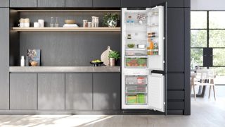 Bosch KIN96ADC0 SER6 Вграден хладилник с фризер XL, NoFrost фризер, енергиен клас C, 193,5 см, 290 л (215+75), 34 dB(B), IceCube, VitaFresh XXL 0°, EcoAirflow, рафт за бутилки, аларма за отворена врата, SoftClose плосък панта