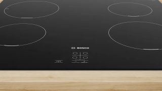 Bosch PUG611AA5E SER2 индукционен плот, 60 см, 4 зони, повърхностен монтаж без рамка, черен