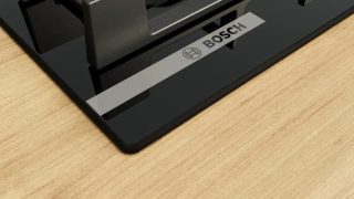Bosch PNK6B6K40 газов плот, SER4, 4 зони, уок горелка, 9 нива на мощност, FlameSelect, лесна поддръжка, метални копчета, черен, 60см