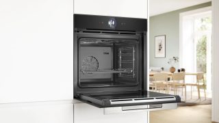 Bosch HSG7361B1 SER8 Комби-парова фурна, 4D HotAir, fullSteam, EcoClean back, 21 HM, Assist, PerfectBake, PerfectRoast, LED светлина, TFT-тъчдисплей Plus 7cm, HC