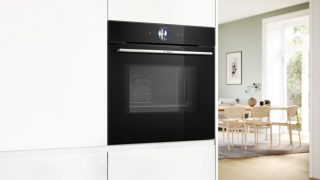 Bosch HMG776KB1 SER8 Комби микровълнова фурна, 4D HotAir, Pyro, 20 HM, Assist, 1-ниво Pyro релса, LED горна светлина, TFT-сензорен дисплей Plus 7cm, HC