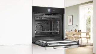 Bosch HMG776KB1 SER8 Комби микровълнова фурна, 4D HotAir, Pyro, 20 HM, Assist, 1-ниво Pyro релса, LED горна светлина, TFT-сензорен дисплей Plus 7cm, HC
