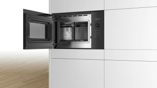 Bosch BFL554MB0 Вградена микровълнова печка, 25 л, AutoPilot 7, черна