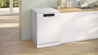 BOSCH SMS46KW02E, SER4, Свободностояща съдомиялна, E, Polinox, 9,5л, 13 комплекта, 6p/4o, 46dB(C), 3-то чекмедже, Rackmatic, бяла