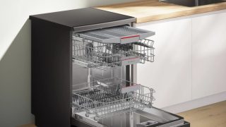 Bosch SMS4EMC06E SER4 Свободностояща съдомиялна, B, EcoDrying, 9,0 л, 14 комплекта, 6п/5о, 42 dB(B), Silence 41 dB, 3-то чекмедже, Rackmatic, Black Inox, Home Connect