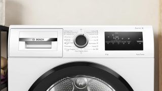 Bosch WTH85221BY, SER4, сушилня с термопомпа 8 kg, D, 62 dB EasyClean, с оттичане, врата черно-черно сиво