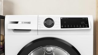 Bosch WQJ24201BY SER6 Сушилня с термопомпа 9кг D/C конденз., 62dB EasyClean, дренажен комплект, черна/черно-сива врата, HC, Наклонен сензорен дисплей директен