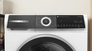 Бош WQH245B4BY, SER6 Сушилня с термопомпа 9kg, C / B кондензатор, 61dB, SelfCleaning condenser, дренажен комплект, интериорно осветление, HC, Touch DirectSelect дисплей, сребристо-черна врата