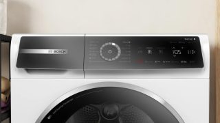 Bosch WQB246DNBY, SER8, Сушилня с термопомпа 9kg B / B конденз. 59dB, самопочистващ се кондензатор, комплект за оттичане, Twin RComp compressor, обръщащо се движение на барабана, осветление, HC, обръщаща се хром-черна врата