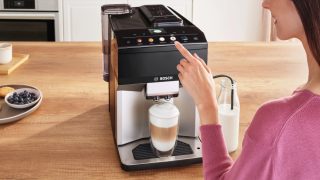 Bosch TPE40307, SER4, напълно автоматична кафемашина VeroCafe 15 bar, TFT дисплей, 9 напитки, Silver/Piano black, мляно кафе, AromaDouble Shot, CeramDrive