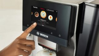 Bosch TQE80703 SER8 напълно автоматична кафемашина VeroBar 19 bar, TFT дисплей 5", Home Connect, до 36 напитки (вкл. Home Connect), Inox фронт, подгряваща поставка за чаши, Aroma Select, ColdBrew, CeramDrive